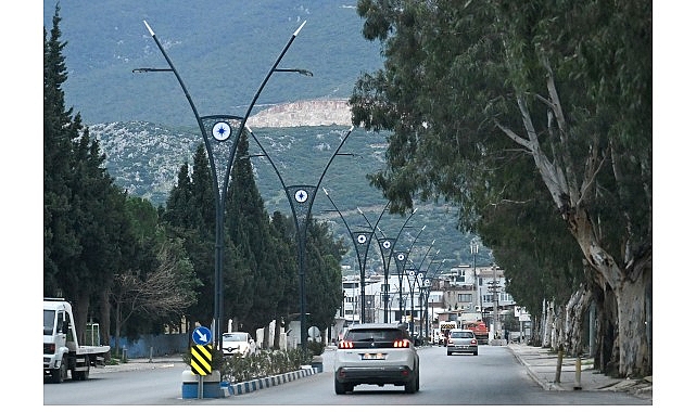 Bornova Belediye Başkanı Ömer Eşki, ilçe genelinde sürdürülen yol yapım