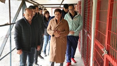 Foça Belediye Başkanı Saniye Bora Fıçı, hayvanseverlerle bir araya geldi.