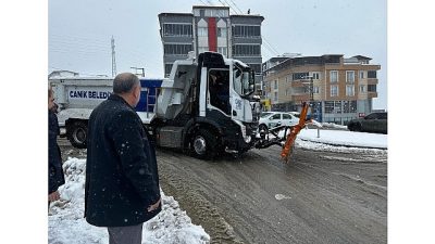 Canik Belediye Başkanı İbrahim Sandıkçı, tüm ekiplerle birlikte sahada karla