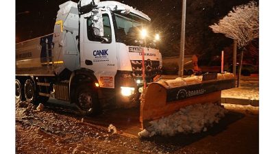 Canik Belediye Başkanı İbrahim Sandıkçı, karla mücadele çalışmalarına aralıksız bir