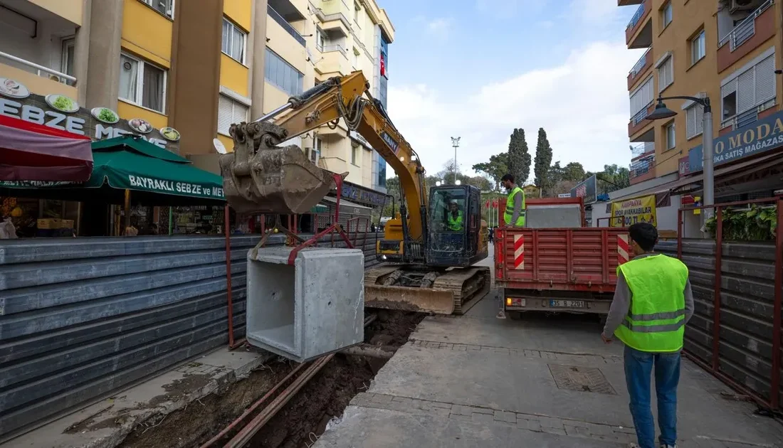 İzmir Büyükşehir Belediyesi İZSU Genel Müdürlüğü’nün Sevgi Yolu’nda yürüttüğü yağmur