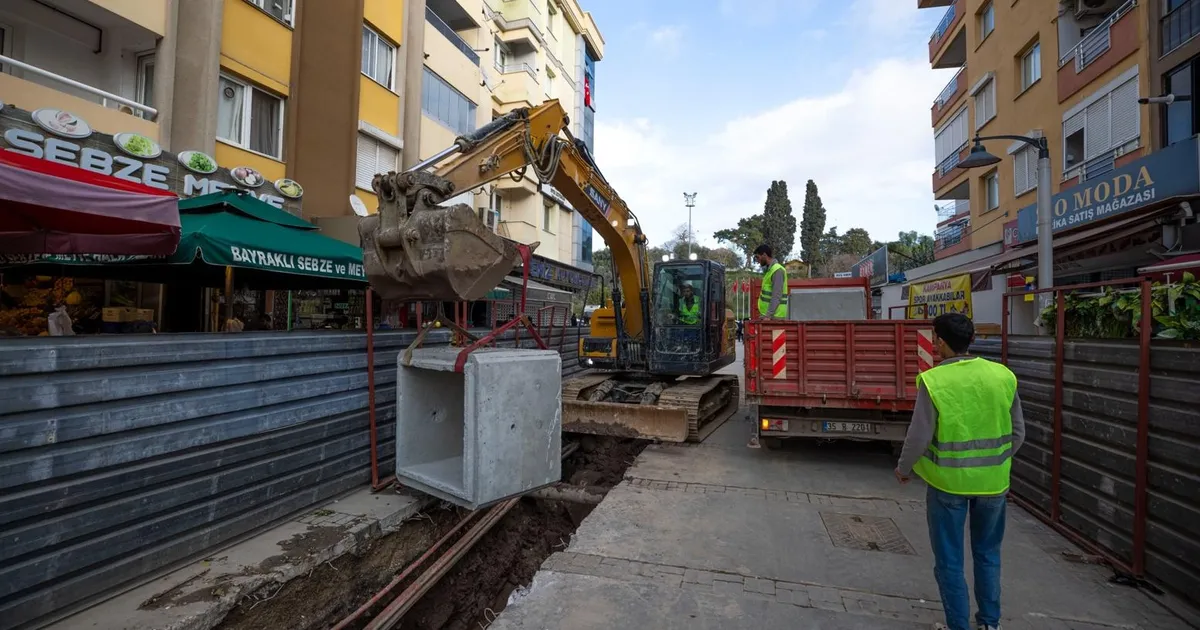 İzmir Büyükşehir Belediyesi İZSU Genel Müdürlüğü’nün Sevgi Yolu’nda yürüttüğü yağmur