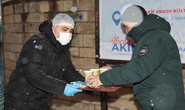 Yoğun kar yağışının etkili olduğu Bayrampaşa’da belediye, sabahın erken saatlerinde