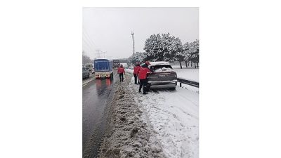 Yoğun kar yağışının etkili olduğu Bayrampaşa’da belediye ekipleri alarm durumuna