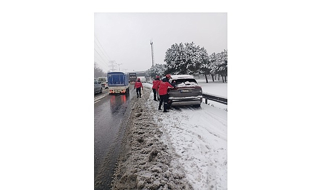 Yoğun kar yağışının etkili olduğu Bayrampaşa’da belediye ekipleri alarm durumuna
