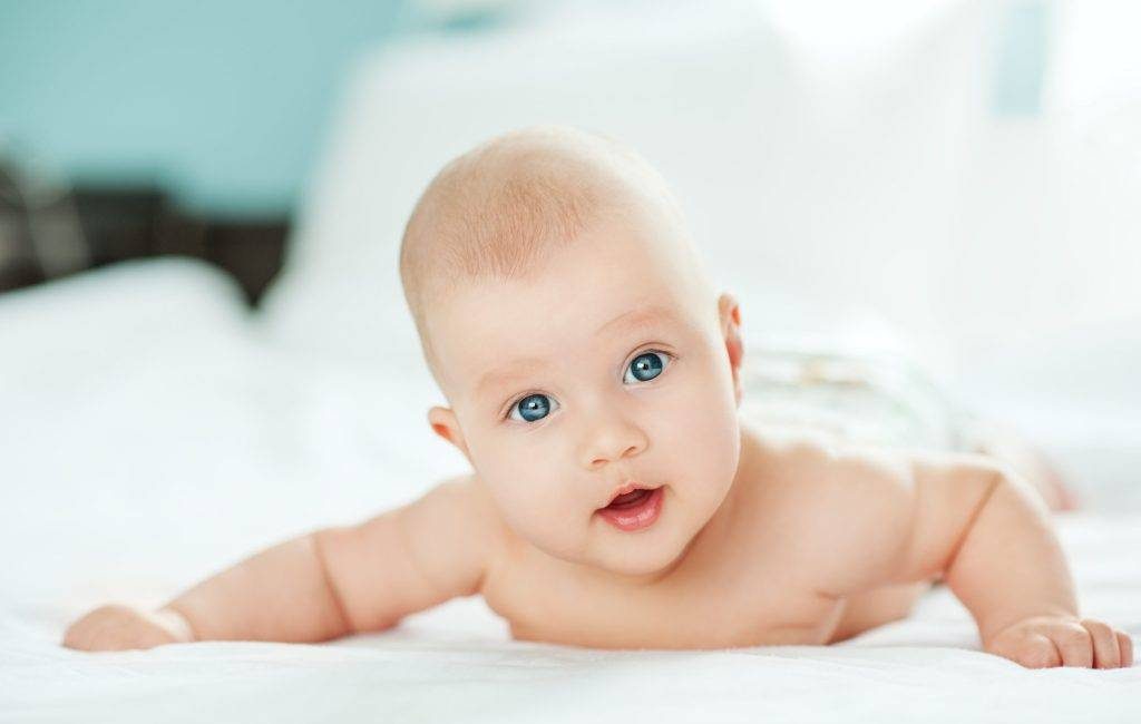 Bebekleri öperken iyice düşünün!  Bebekleri ve çocukları öpmek toplumda sevgi