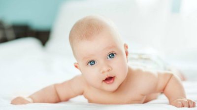 Bebekleri öperken iyice düşünün!  Bebekleri ve çocukları öpmek toplumda sevgi