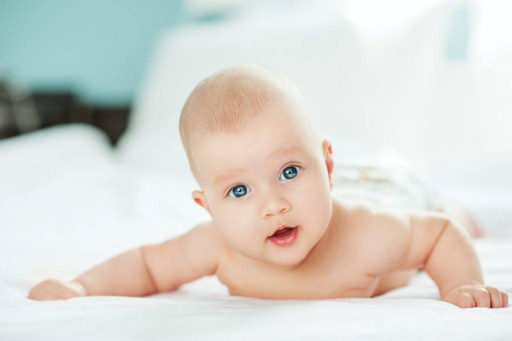 Bebekleri öperken iyice düşünün!  Bebekleri ve çocukları öpmek toplumda sevgi