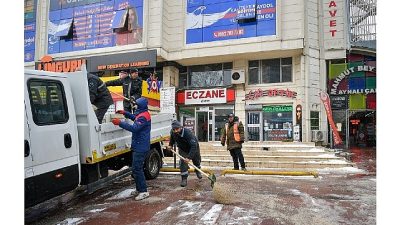 Kar yağışı nedeniyle teyakkuzda olan Beylikdüzü Belediyesi, ilçe genelinde kar