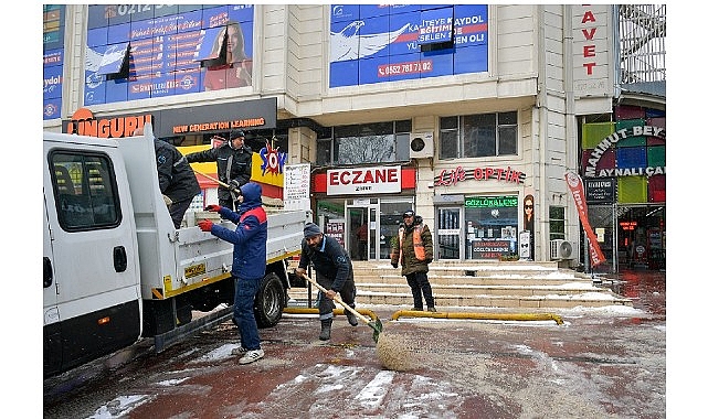 Kar yağışı nedeniyle teyakkuzda olan Beylikdüzü Belediyesi, ilçe genelinde kar