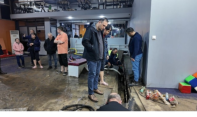 İzmir’de etkili olan yoğun yağışlar Bornova’da sele yol açarken, Bornova