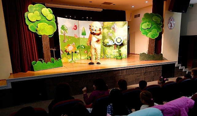 Bornova Belediyesi, yarıyıl tatiline özel olarak çocuklar için düzenlediği tiyatro