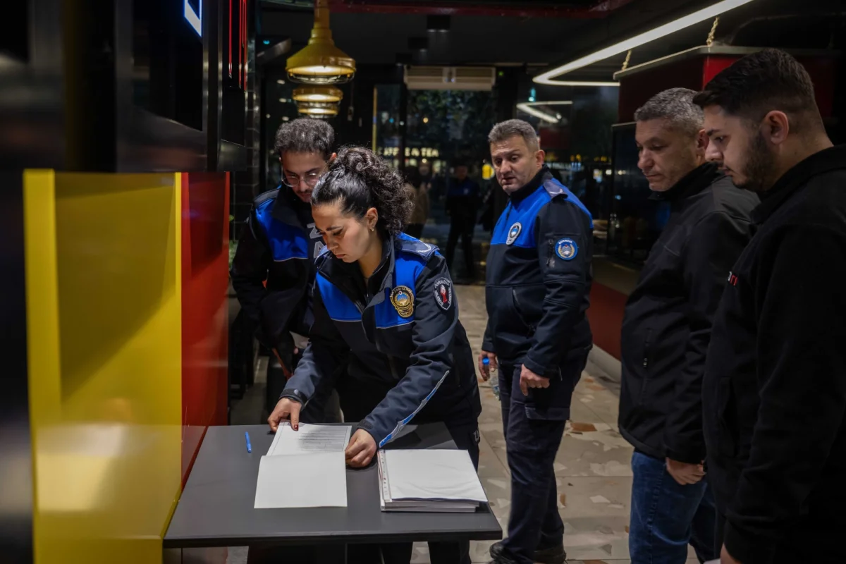 İzmir Bornova Belediyesi, yılbaşı öncesi zabıta ve gıda mühendisleriyle ilçe