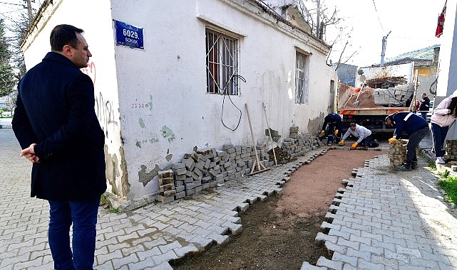 Bornova Belediye Başkanı Ömer Eşki, ilçe genelinde süren yol çalışmaları