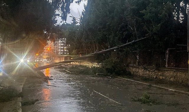 Buca Belediyesi, kent genelinde etkili olan şiddetli yağış ve fırtına