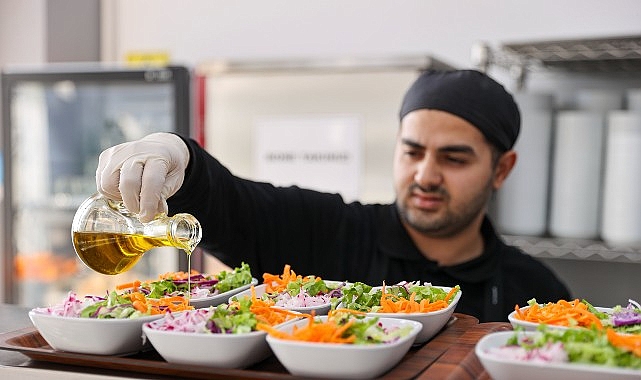 Buca Belediyesi’nin ihtiyaç sahibi vatandaşlara destek olmak amacıyla Kent Lokantaları’nda