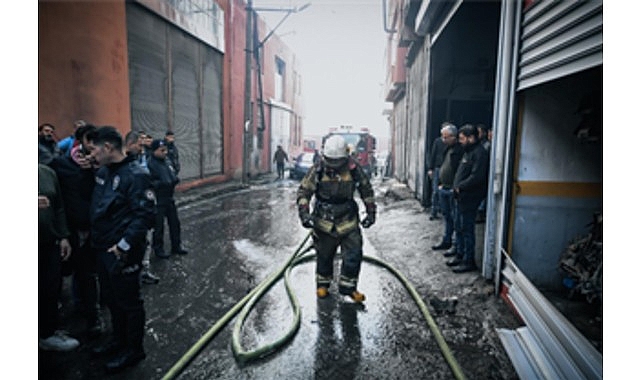 Buca Seyhan Mahallesi’nde bir oto tamirci deposunda çıkan yangın, İzmir