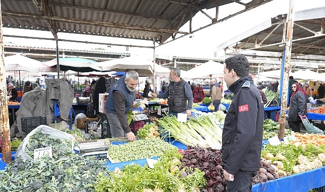 Burhaniye Belediyesi Zabıta Müdürlüğü ekipleri, ilçe genelinde kurulan semt pazarlarında