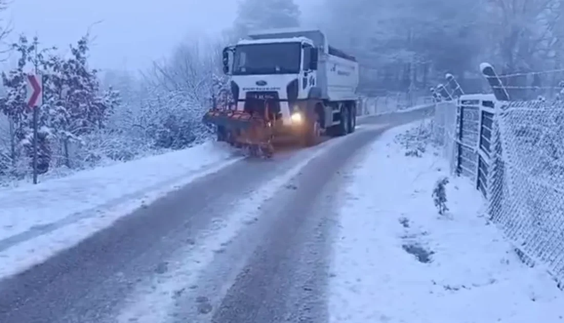 Bursa Büyükşehir Belediyesi, kentin farklı noktalarında etkili olan kar yağışı