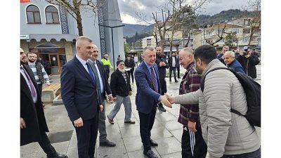 Kocaeli Büyükşehir Belediye Başkanı Tahir Büyükakın, Ulaşlı'da vatandaş ve esnaf