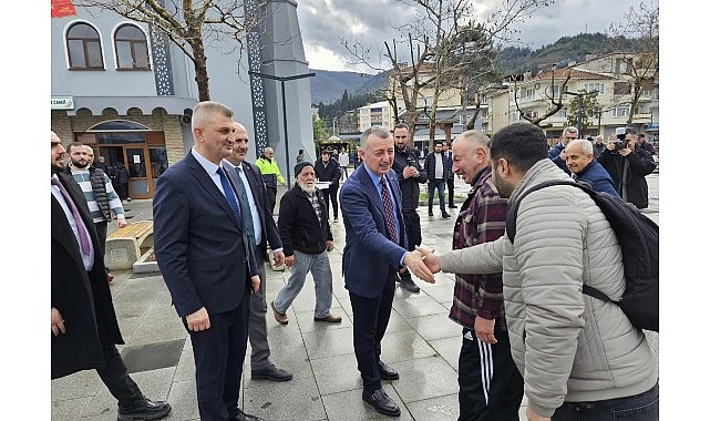 Kocaeli Büyükşehir Belediye Başkanı Tahir Büyükakın, Ulaşlı'da vatandaş ve esnaf