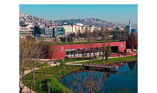 İzmit Millet Bahçesi içinde yer alan Alev Alatlı Kütüphanesi ve