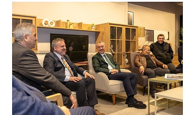 Kocaeli Büyükşehir Belediye Başkanı Tahir Büyükakın, İzmit Zincirlikuyu Caddesi esnafını