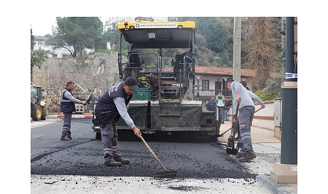 Antalya Büyükşehir Belediyesi, Finike’nin Kale Mahallesi Gümrük Caddesi’ni sıcak asfalt