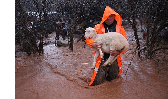 Antalya Meteoroloji Bölge Müdürlüğü’nün kuvvetli yağış uyarısının ardından kent genelinde