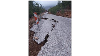 Antalya Büyükşehir Belediyesi Alanya’nın yüksek kesimlerinde karla mücadele çalışmalarını sürdürürken,
