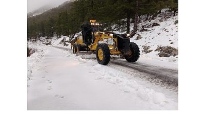 Antalya Büyükşehir Belediyesi ekipleri, Alanya’nın yüksek kesimlerinde etkili olan kar