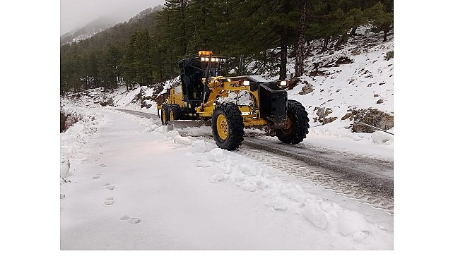 Antalya Büyükşehir Belediyesi ekipleri, Alanya’nın yüksek kesimlerinde etkili olan kar
