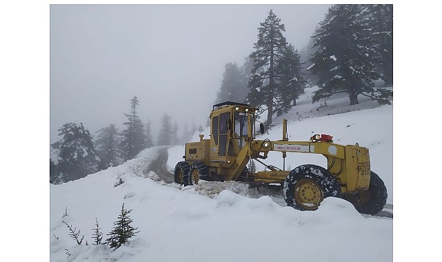 Antalya Büyükşehir belediyesi ekiplerinin yüksek kesimlerde karla mücadelesi sürüyor. Alanya