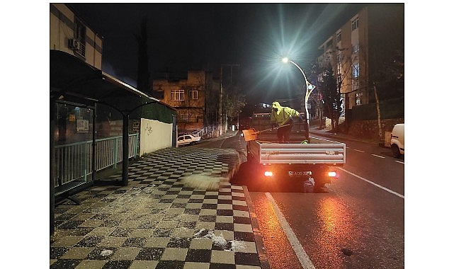 Kocaeli Büyükşehir Belediyesi’nin karla kesintisiz mücadelesi devam ediyor. 1.200 personel