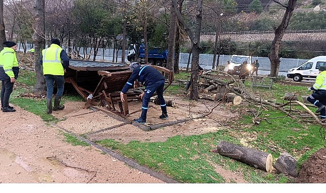 Kocaeli Büyükşehir Belediyesi, kent genelinde etkili olan şiddetli lodosa karşı