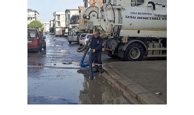 İzmir genelinde etkili olan şiddetli fırtına ve sağanak yağış, Çiğli’de