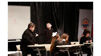 Gemlik Belediyesi tarafından düzenlenen çocuk etkinlikleri kapsamında, “Okulda Sıradan Bir