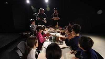 Nilüfer Belediyesi’nin düzenlediği yaratıcı atölyeye katılan çocuklar, telli çalgılardan lirin