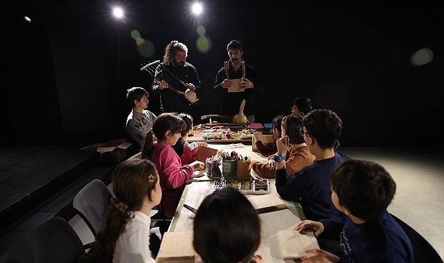 Nilüfer Belediyesi’nin düzenlediği yaratıcı atölyeye katılan çocuklar, telli çalgılardan lirin