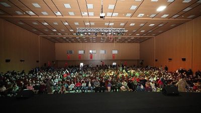 Karaman Belediyesi'nin düzenlediği ücretsiz tiyatro etkinliği, çocuklar tarafından büyük bir