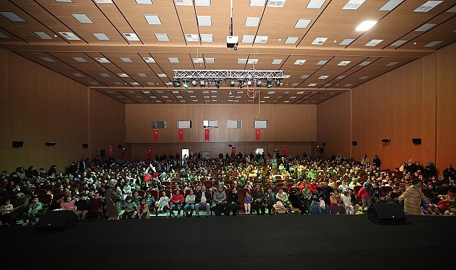 Karaman Belediyesi'nin düzenlediği ücretsiz tiyatro etkinliği, çocuklar tarafından büyük bir