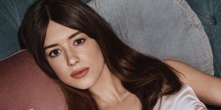 Duru ve dingin tavrıyla sevdiğimiz oyuncu Daisy Edgar Jones'u, Estée