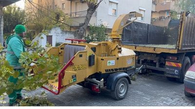 Milas Belediyesi, budama yapılırken alanda bulunan atıkları parçalamada iş gücünü