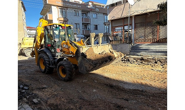 Kocaeli Büyükşehir Belediyesi, kent genelinde yol yapım ve yenileme çalışmalarıyla