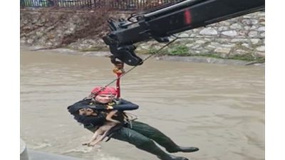 Karabağlar Aşık Veysel Mahallesi’nde dereye düşerek mahsur kalan bir köpek