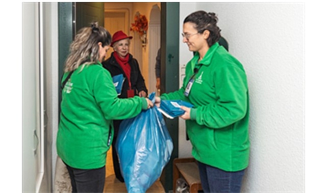 İzmir Büyükşehir Belediyesi’nin kapıdan kapıya atık toplama projesi “Dönüşüme Evde