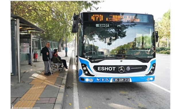 İzmir Büyükşehir Belediyesi’nin ödüllü “Duraktayım” uygulaması, engellilerin kent içi ulaşımını