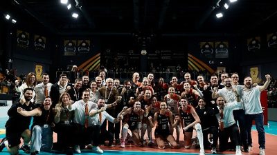 Eczacıbaşı Dynavit, Vodafone Sultanlar Ligi’nin on altıncı haftasında deplasmanda derbiye