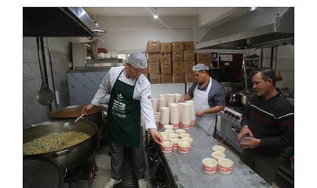 Edremit Belediyesi, sosyal belediyecilik anlayışı çerçevesinde ihtiyaç sahibi vatandaşların sofralarını