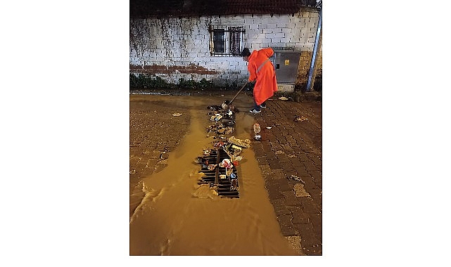 Edremit Belediyesi, ilçe genelinde etkili olan şiddetli sağanak yağışların ardından